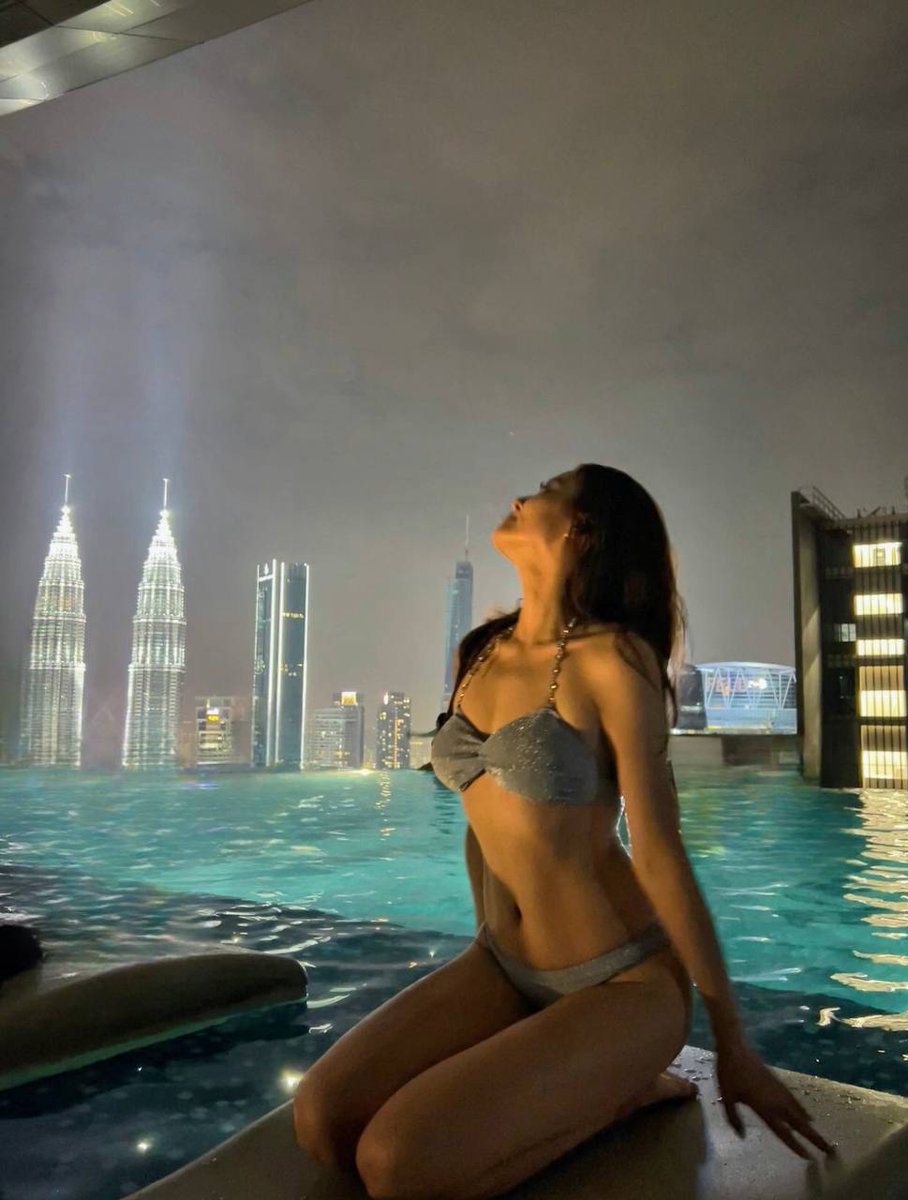 aj_Polin0910's tweet image. La vista nocturna de Kuala Lumpur es impresionante. Desde la piscina exterior de la azotea del hotel, se pueden ver las Torres Petronas. Es un lugar ideal para relajarse y olvidarse de todas las preocupaciones.