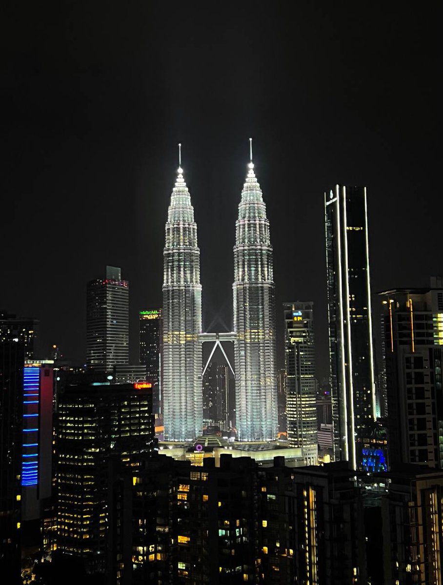 aj_Polin0910's tweet image. La vista nocturna de Kuala Lumpur es impresionante. Desde la piscina exterior de la azotea del hotel, se pueden ver las Torres Petronas. Es un lugar ideal para relajarse y olvidarse de todas las preocupaciones.