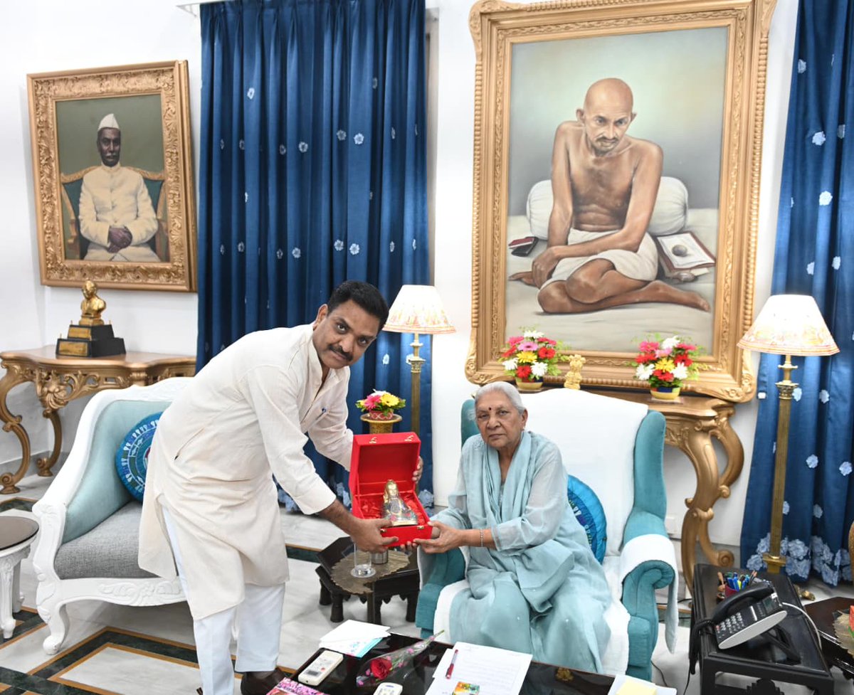 asim_arun's tweet photo. मा. राज्यपाल श्रीमती आनंदीबेन पटेल जी से राजभवन में भेंट कर दीपावली की शुभकामनाएँ दीं और ट्रांसजेंडर समुदाय से जुड़े मुद्दों से उन्हें अवगत कराया, उनका मार्गदर्शन लिया

राज्यपाल जी ने ट्रांसजेंडर कल्याण और सशक्तिकरण को लेकर गहरी चिंता एवं संवेदनशीलता व्यक्त की

@anandibenpatel https://t.co/wC7x70UvIX