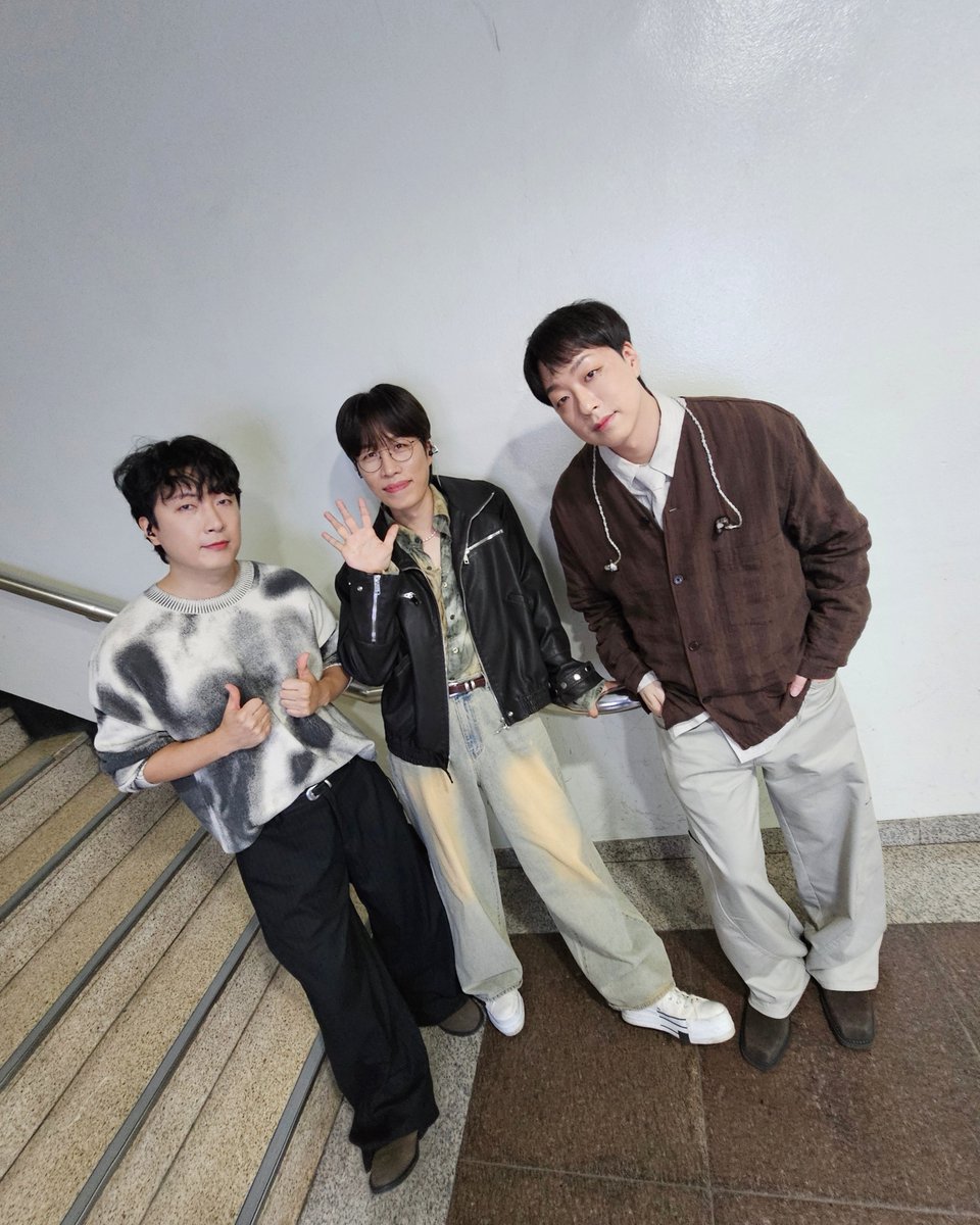 band_SORAN's tweet photo. 더 시즌즈 '10CM의 쓰담쓰담'에서 선보인 신곡,
'사랑한 마음엔 죄가 없다'와 '꿈을 꿨어'
많은 사랑 부탁드립니다 💙

#소란 #SORAN
#고영배 #서면호 #이태욱
#DREAM #사랑한마음엔죄가없다 #꿈을꿨어 #더시즌즈 https://t.co/7JsmJHWmSW