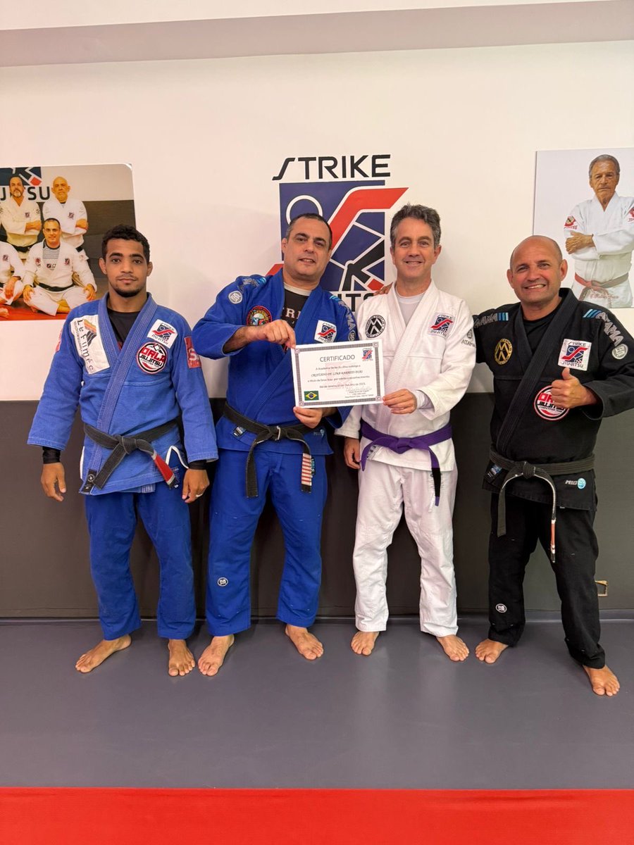 MuzioDeAngelis's tweet photo. Agora sim, hoje entregamos o Certificado de Faixa Roxa para o Dr. Cristiano Barreto!! 🟪🟪🟪⬛️⬛️🟪
Obrigado também aos Professores BITO Nascimento & Eduardo Guaxinim 🦝 que muito engrandecem as nossas Aulas Particulares!! 🙇🏻♂️
#strikejiujitsu https://t.co/1xf8Xap9tg
