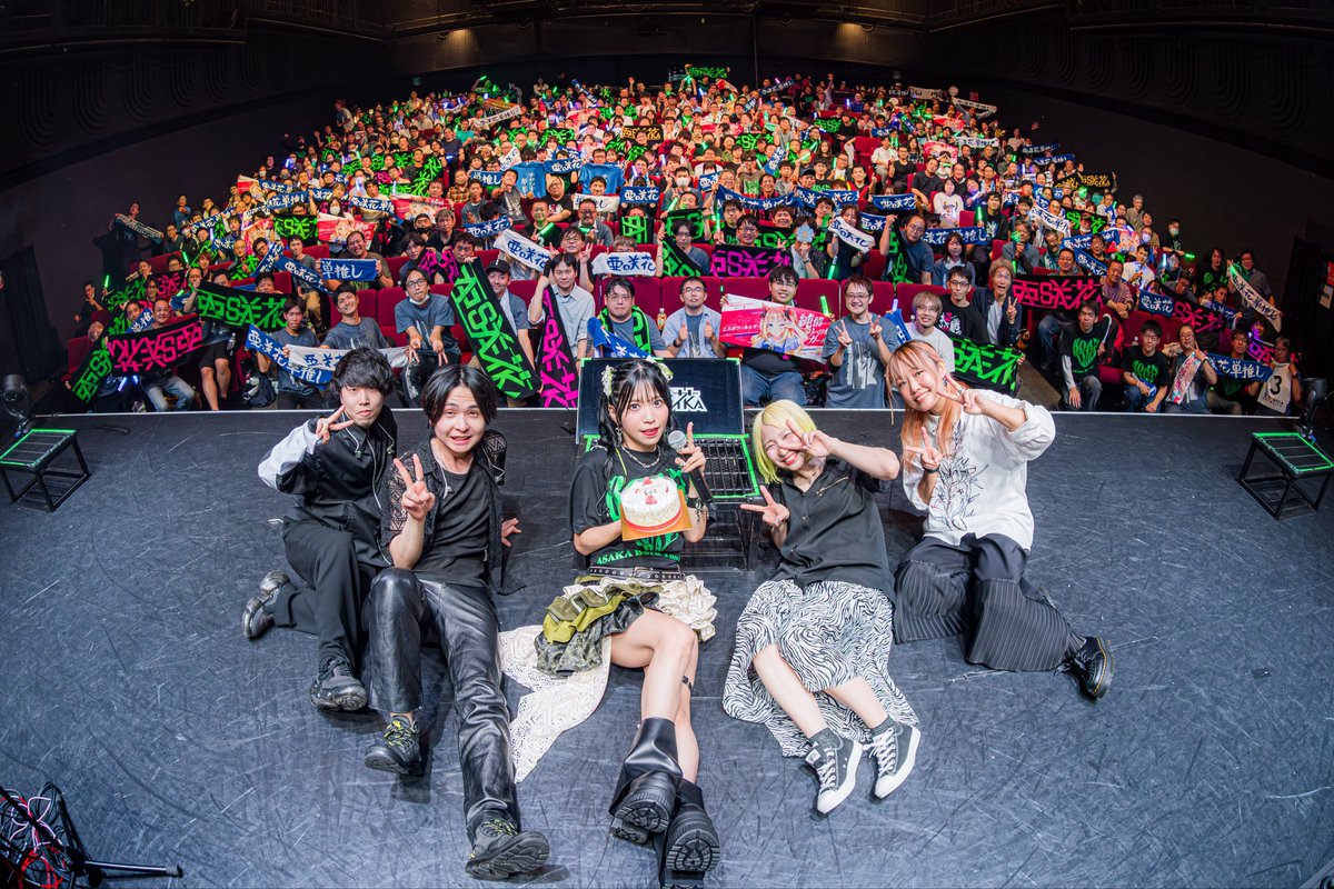 AsakaOfficial's tweet photo. ㊗️#亜咲花BTW 東京公演 満員御礼㊗️

平日なのに、こんなに会場がパンパンッ！
みんな本当にありがとう。

10周年目は今以上に駆け抜けます🐎💨
みんなの感想お待ちしてます👀

次はカバー曲バンドライブで会おうね🎙️
2/8(日)名古屋ReNY limited
2/11（水祝)神田明神ホール
🎫https://t.co/DrJVUldmKN https://t.co/uHBOu52bFK