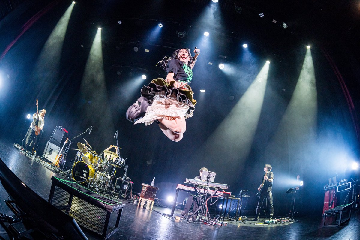 AsakaOfficial's tweet photo. ㊗️#亜咲花BTW 東京公演 満員御礼㊗️

平日なのに、こんなに会場がパンパンッ！
みんな本当にありがとう。

10周年目は今以上に駆け抜けます🐎💨
みんなの感想お待ちしてます👀

次はカバー曲バンドライブで会おうね🎙️
2/8(日)名古屋ReNY limited
2/11（水祝)神田明神ホール
🎫https://t.co/DrJVUldmKN https://t.co/uHBOu52bFK