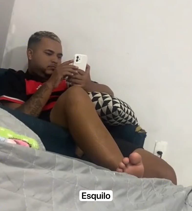 baudorio's tweet photo. ⚠️VEJA: Vídeo feito pelo traficante Esquilo desafiando seus ex-comparsas do Gogó do Bom Pastor (TCP), em Belford Roxo. O mesmo era frente da comunidade e pulou pro Comando Vermelho.

Acompanhe: https://t.co/JAhIm11oaB https://t.co/Ac1RQGKUzJ