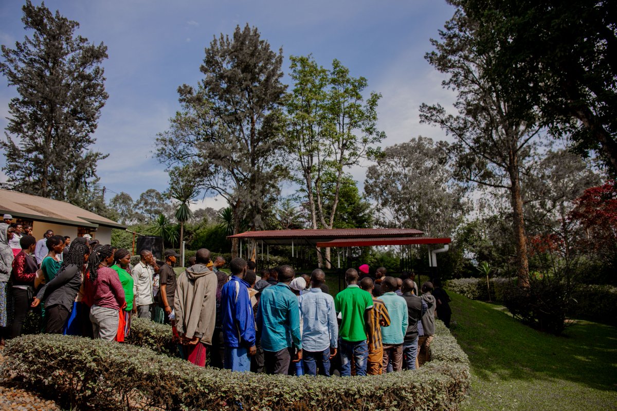 IntekoyUmuco's tweet photo. Uyu munsi urubyiruko rwo mu Mirenge ya #Cyumba na #Kaniga yo muri @GicumbiDistrict rwasuye Ingoro y'Amateka y'Urugamba rwo Kubohora u Rwanda.

Nyuma yo gusura iyi ngoro, uru rubyiruko ruri guhabwa ibiganiro byibanda ku ndangagaciro z'umuco nyarwanda n'ururimi rw'Ikinyarwanda.

Mu gutangiza ibi biganiro, Umuyobozi Ushinzwe Imirimo rusange mu Karere ka #Gicumbi, Madamu MUYISHIMIRE Marie Scolaristique yakanguriye uru rubyiruko kwigira ku butwari bw'ingabo zari iza RPF-Inkotanyi barangwa n'indangagaciro y'ubumwe n'ubudaheranwa mu rwego rwo kubaka igihugu no kwirinda ko amateka mabi ya Jenoside yakongera kubaho.

Ibi biganiro biri kubera ku ngoro y'Amateka y'Urugamba rwo Kubohora u Rwanda iherereye mu Karere ka Gicumbi, Umurenge wa Kaniga muri @RwandaNorth, biri gukorwa ku bufatanye na @Unity_MemoryRw, inzego z'ibanze na Radio&tv10