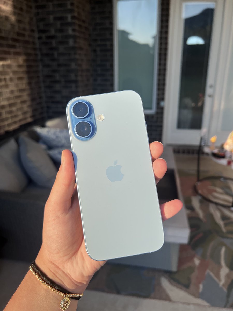 pilatesdev's tweet image. LiveSQL looks good on my new iPhone 😗🤌🏽 livesql.oracle.com