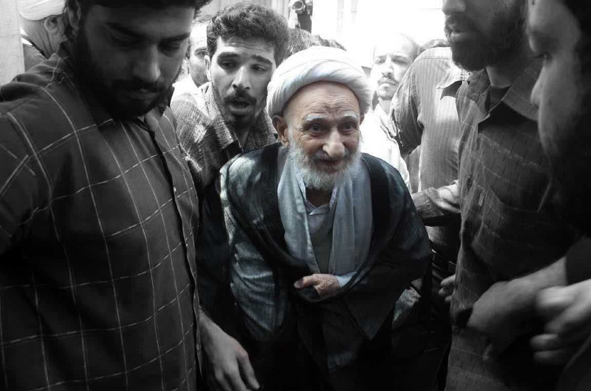 یکی از شاگردان آیت الل‍ه بهجت ره میگفت:

در محضر ایشان بودم که  روضه‌خوان خطاب کرد به امام زمان عج و عرض کرد: آقاجان، کاش می‌دانستیم کجا تشریف داری!

آیت‌الل‍ه بهجت نگاهی به من کردند و فرمودند: «یعنی می‌دانیم کجا تشریف ندارند؟ همه جا حاضر و ناظر هستند» ..!!