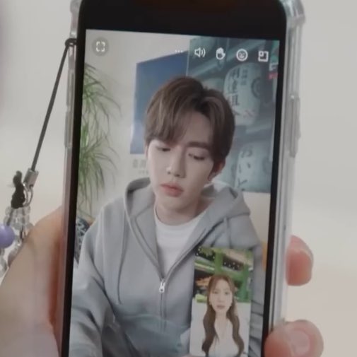 웨이린 1초전까지 얼굴 🥺👈이럼이엿는데  분위기 진심으로 살벌해지고 울화통폭격맞으니까 애교로안되는구나ㅇㅋ 하고 덩달아 날선표정하고잇는거 솔직히 취향인사람    저요정말죄송합니다