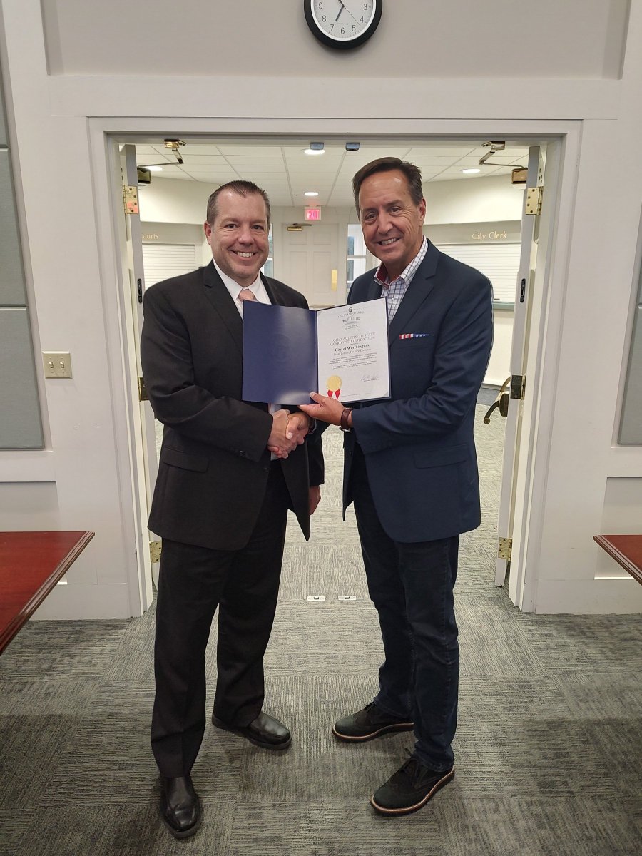 The City of Worthington (Finance Director Scott Bartter, left) received the Auditor of State Award with Distinction 🏆