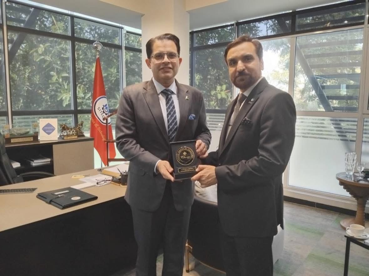 humzatabani's tweet photo. Always a pleasure meeting Mr. Aqeel Ahmed, Group CEO of SITECH — a man with vision, passion, and purpose.
Presented a shield as a small token of appreciation for his inspiring leadership.
#SiTech #HumzaTabani #VisionaryLeader #PakistanHameshaZindabad 🇵🇰💚 https://t.co/yRNDsd0GAj