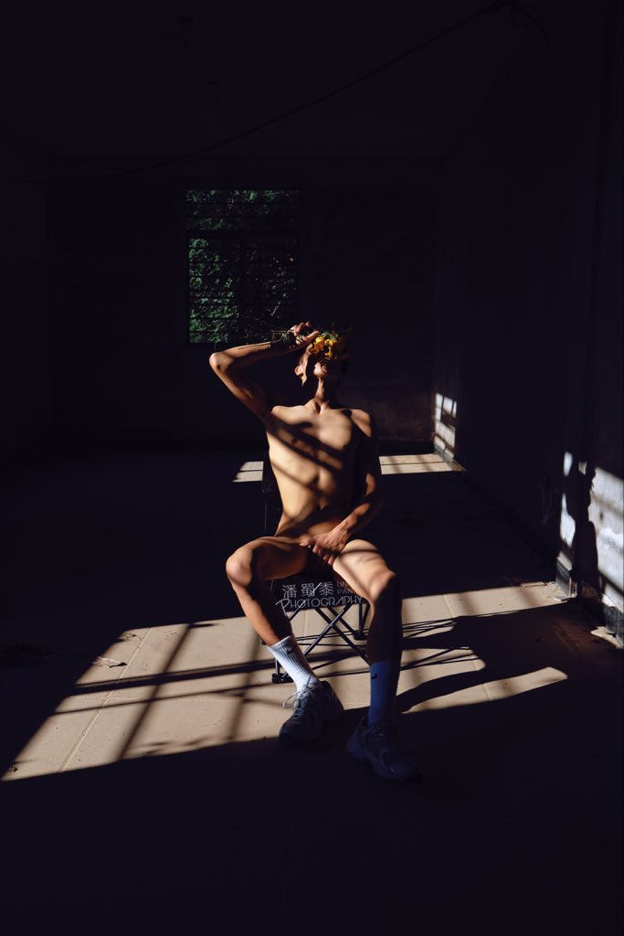 只剩下影子与我
📸：<a href="/Unclepan01/">潘蜀黍</a> 
💁🏻‍♂️：<a href="/yolo_chenuniio/">困困羊</a> 

#户外暴露 #私房写真 #福建约拍 #1S #SM #男男 #招募私房写真 #男体写真 #男体摄影 #废土猎人 #钻石男高 #潘蜀黍 #泉州 #户外漏出 #情侣写真