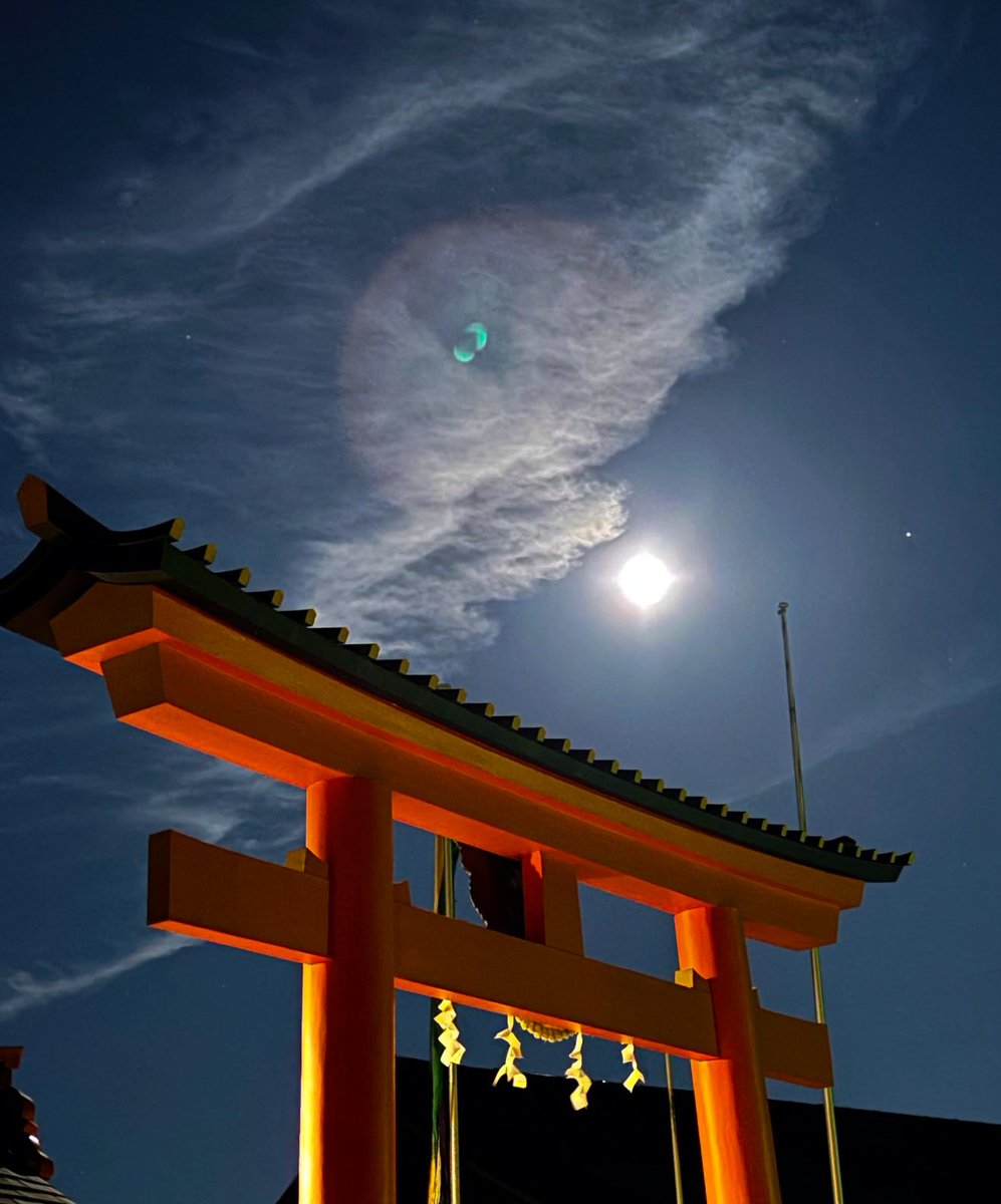 Kumadai_RP's tweet image. Pukul 21.00 ― lihatlah ke langit, bulan yang berbentuk bulat sempurna mulai membumbung naik di cakrawala.