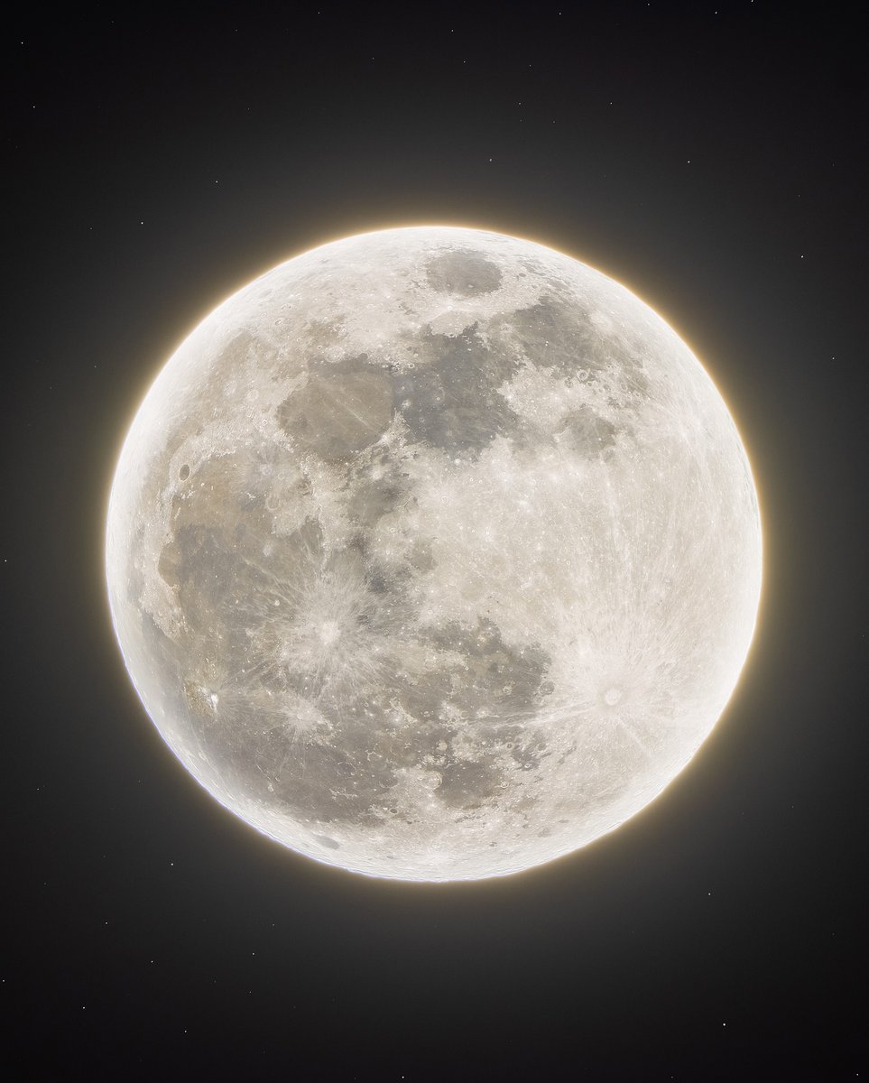 Kumadai_RP's tweet image. Pukul 21.00 ― lihatlah ke langit, bulan yang berbentuk bulat sempurna mulai membumbung naik di cakrawala.