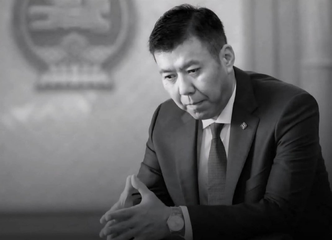 Ялзарч муудсан энэ харанхуй бузар, бохир улс төрд өчүүхэн ч гэсэн гэрэл асааж, жим гарган, шударга үнэний төлөө баримт барьж хулгай, луйварын эсрэг зоригтой тэмцэж яваа гишүүн нь Б.Энхбаяр байлаа.
Энэ гишүүнд иргэд бид талархах учиртай юм шүү 🙌💡