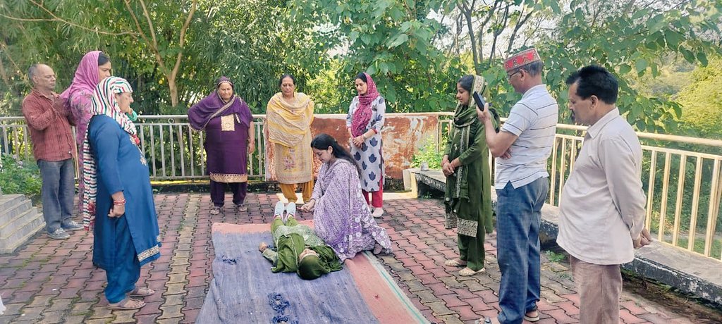 ChoHwc46757's tweet photo. Today on dated 17/10/25 CPR demonstration Done by CHO kusum bala at GP balduhak under AAM balduhak Phc choru block nadaun distt hamirpur. https://t.co/K6XliUevQV