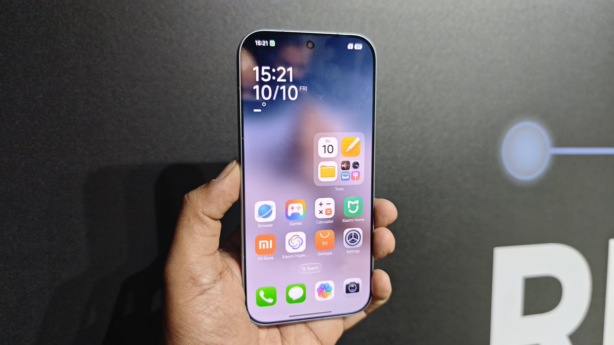 nirmaltv's tweet image. Hands on with the #Xiaomi17, pretty compact form factor and still has a 7000mAh battery, I particularly liked the white color of the phone