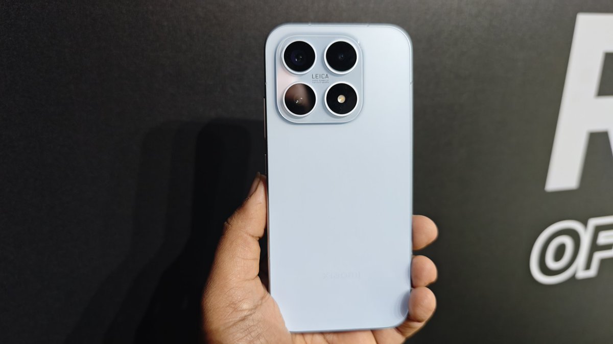 nirmaltv's tweet image. Hands on with the #Xiaomi17, pretty compact form factor and still has a 7000mAh battery, I particularly liked the white color of the phone