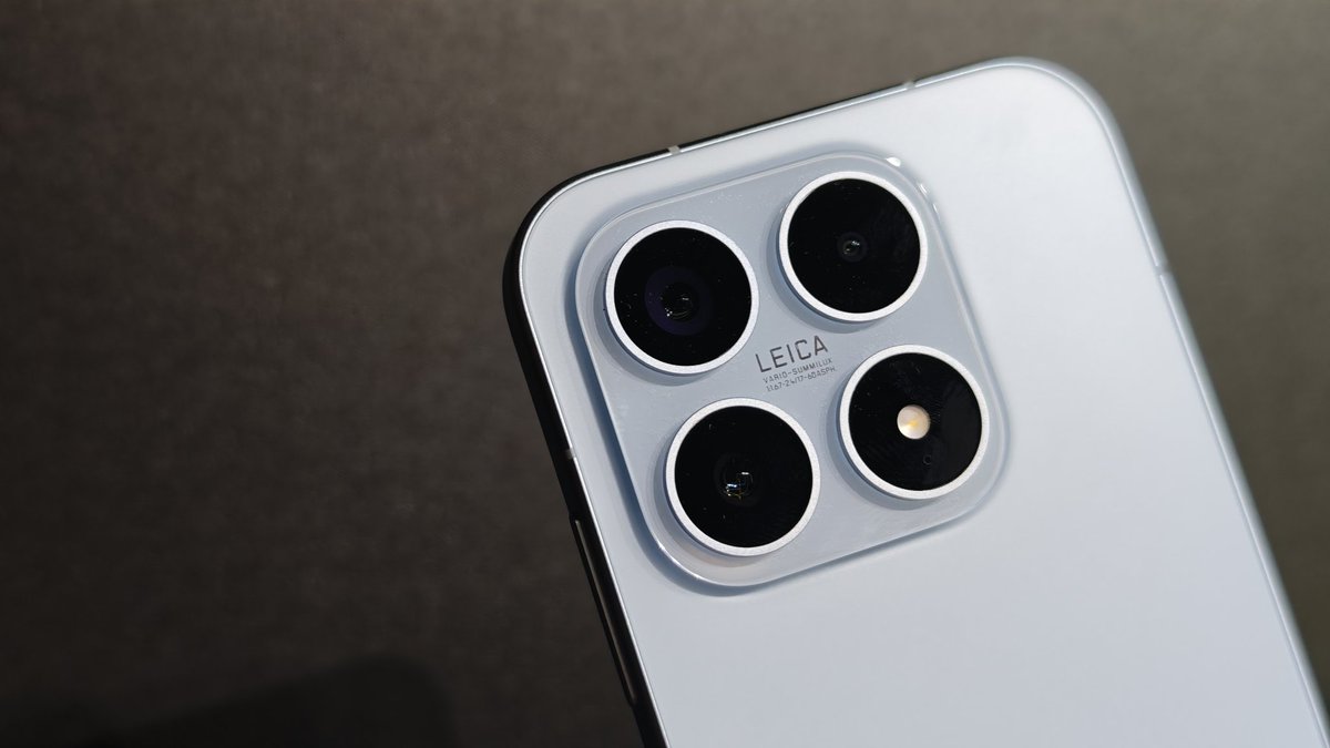 nirmaltv's tweet image. Hands on with the #Xiaomi17, pretty compact form factor and still has a 7000mAh battery, I particularly liked the white color of the phone