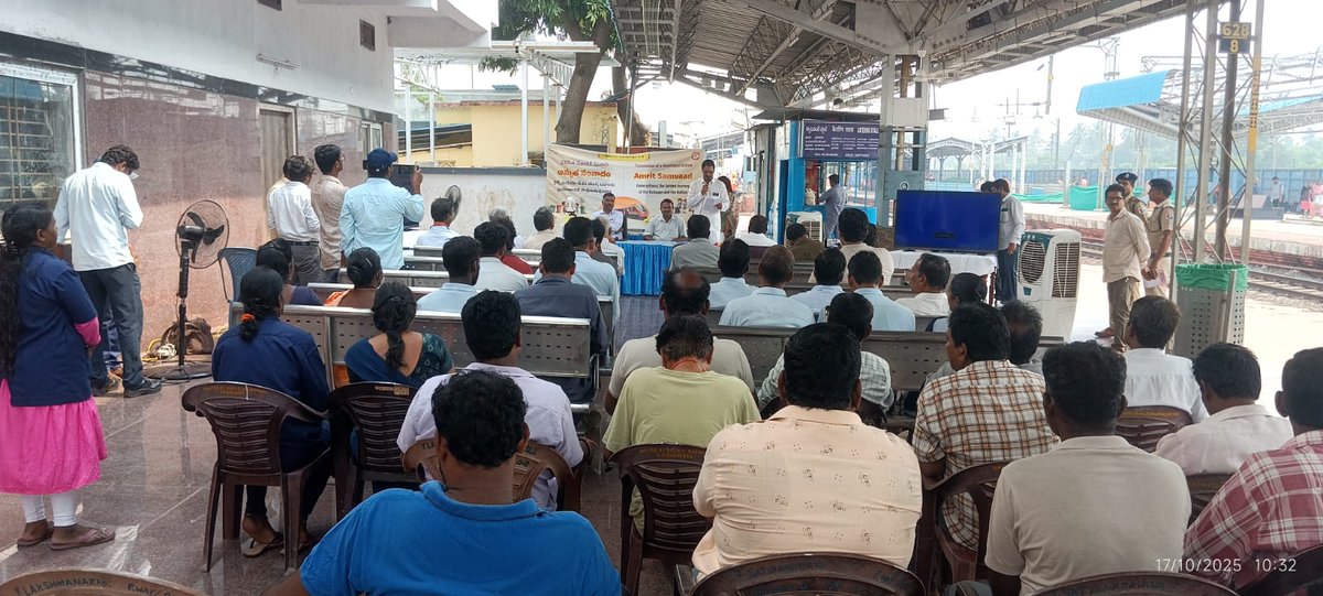 drmvijayawada's tweet photo. 🗣️An Amrit Samvaad was held at #Samalkot Station, led by Shri P. Sathish Shankar, Sr. DSTE/Vijayawada Division. Around 50 participants, including DRUCC & SCC members, Human Rights representatives, and local citizens, actively shared feedback and suggestions. #AmritSamvaad #AmritBharatStation #SouthCentralRailway #VijayawadaDivision #IndianRailways #SpecialCampaign5 #IRSpecialCampaign5 #SCDPM5
@SwachhBharatGov
@SwachhBharat
@RailMinIndia
@SCRailwayIndia
@DARPG_GoI