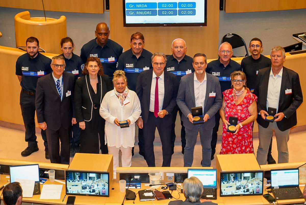 Emotion au cœur de l’Assemblée Plénière de <a href="/MaRegionSud/">Région Sud</a> ce matin avec l’hommage souhaité par le Président <a href="/RenaudMuselier/">Renaud Muselier</a> aux policiers municipaux d’Antibes, personnels et au proviseur du Lycée horticole intervenus lors de l’agression de septembre 
Merci à eux pour leur courage🙏