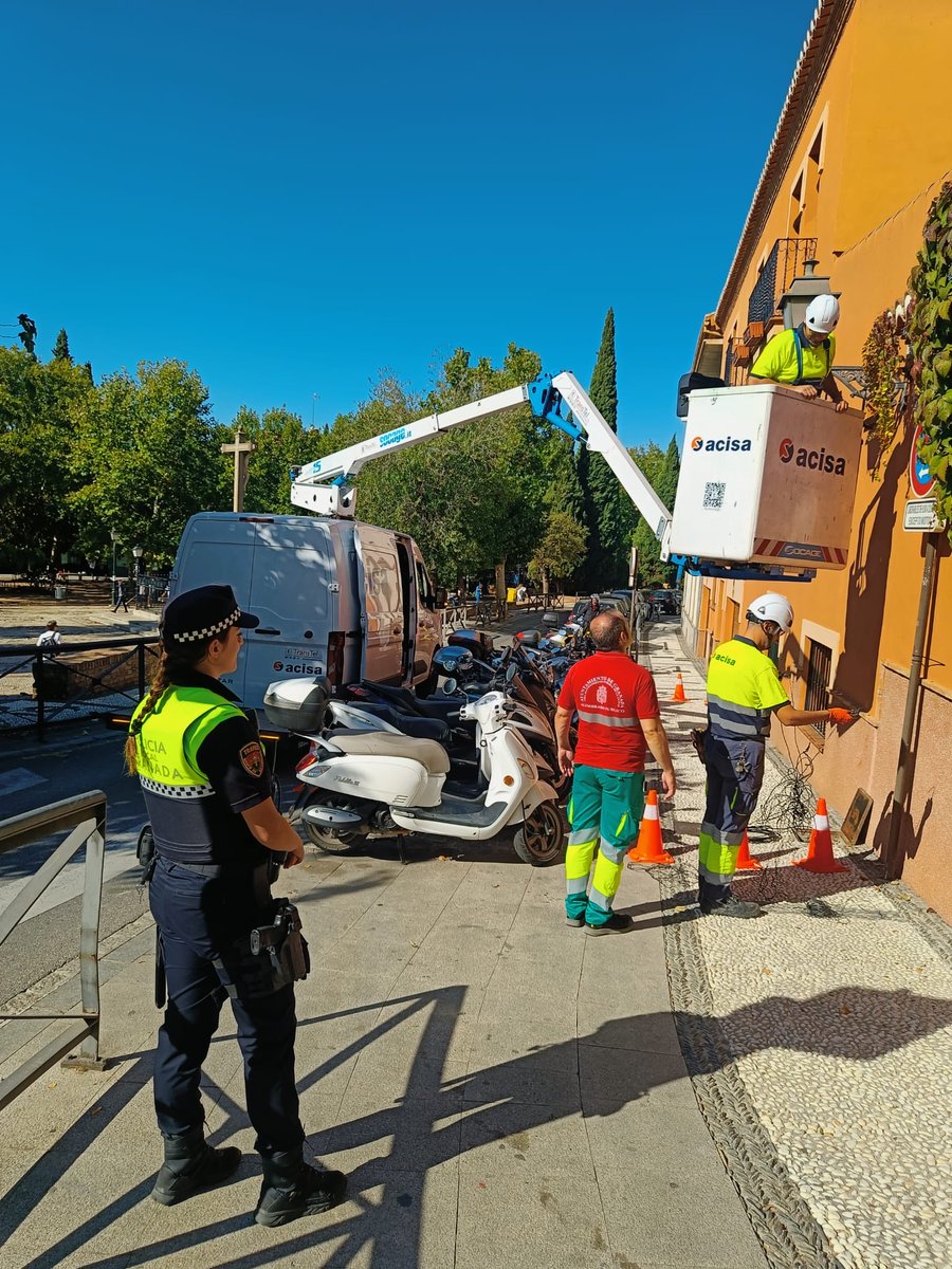 Ant_Aranda's tweet photo. Este viernes, personal municipal ha culminado la instalación del sistema de vigilancia de tráfico que además, eventualmente,contribuirá a prevenir y luchar contra acciones vandálicas como la que recientemente causó daños en el Cristo de los Favores. @marifrangr  cumple!!! https://t.co/yo5Z7qJclB
