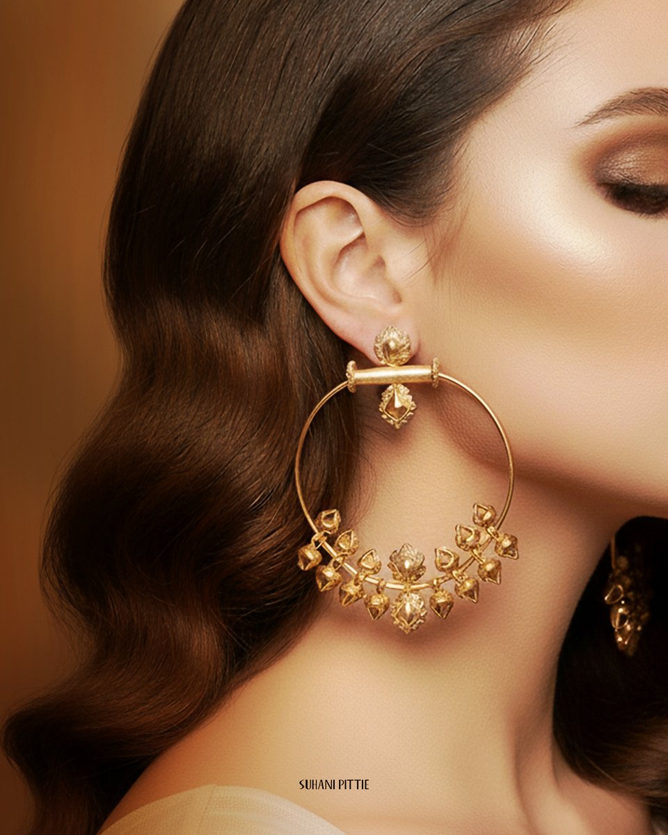 SuhaniPittie's tweet image. Ready to ditch the dangles for something bolder? ✨

Elevate your party look instantly with these sculpted Gold-plated Bali and Ghungroo Earrings. Shop link in bio!

#SuhaniPittie #Hoops #EarStack #StatementEarrings #Earrings #Diwali2025