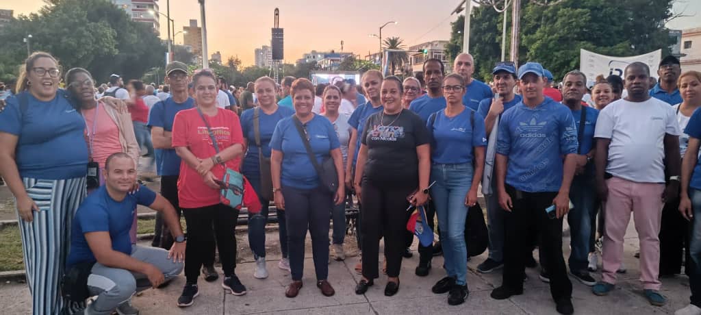 Desde G y 13 en el municipio Plaza de la Revolución, trabajadores del sistema <a href="/MINCOMCuba/">Ministerio de Comunicaciones Cuba</a> alzamos nuestra voz en el Acto de Solidaridad con Venezuela. ¡Nuestra hermandad es firme, digna y eterna! #CubaConVenezuela  🇨🇺🤝🇻🇪