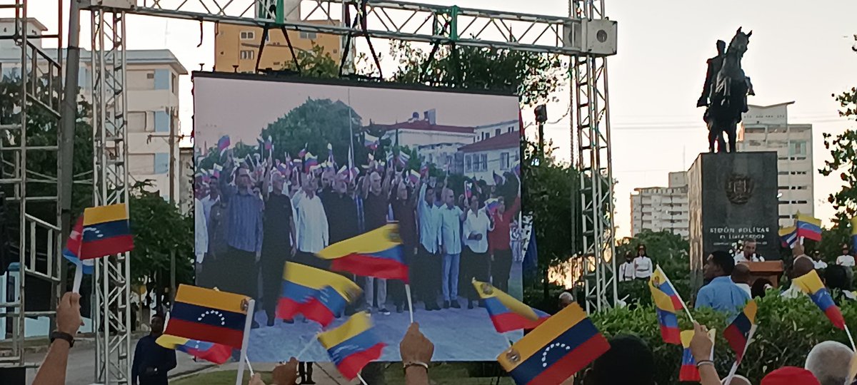 Ante la amenaza de agresión militar de #EEUU contra #Venezuela🇻🇪 #Cuba 🇨🇺 se moviliza en acto de solidaridad con la patria de Bolívar y Chávez, en repudio al injerencismo de la Casa Blanca, que plantea un grave peligro para la paz en AL y Caribe.
