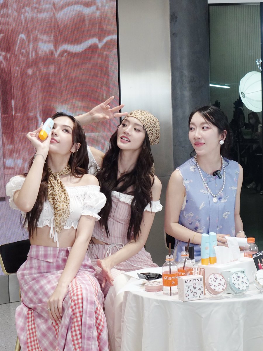 torfun10676401's tweet image. รู้สึกเหมือนเราเป็นเพื่อนกันนานเลย ร่วมงานกันมาหลายครั้งแล้ว ทุกครั้งที่มีพวกเธออยู่ก็รู้สึกสบายใจมากๆ รัก LMSY สุดๆ เลย!
#萧泰后 #中泰双语主持 #lmsy #ลูกหมีซอนญ่า #mctorfun #พิธีกรภาษาจีน #พิธีกร2ภาษา #พิธีกรทอฝันพิธีกรจีน