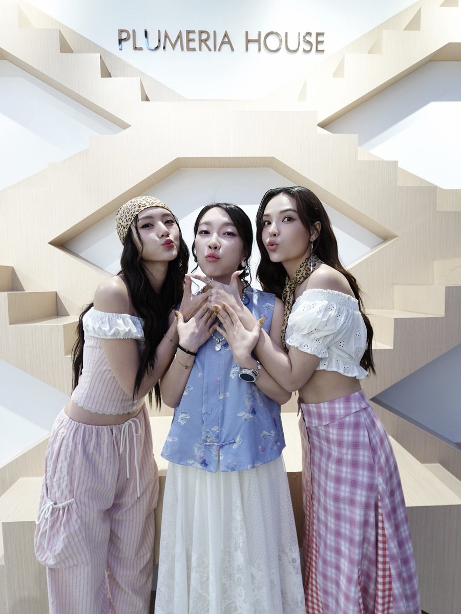 torfun10676401's tweet image. รู้สึกเหมือนเราเป็นเพื่อนกันนานเลย ร่วมงานกันมาหลายครั้งแล้ว ทุกครั้งที่มีพวกเธออยู่ก็รู้สึกสบายใจมากๆ รัก LMSY สุดๆ เลย!
#萧泰后 #中泰双语主持 #lmsy #ลูกหมีซอนญ่า #mctorfun #พิธีกรภาษาจีน #พิธีกร2ภาษา #พิธีกรทอฝันพิธีกรจีน