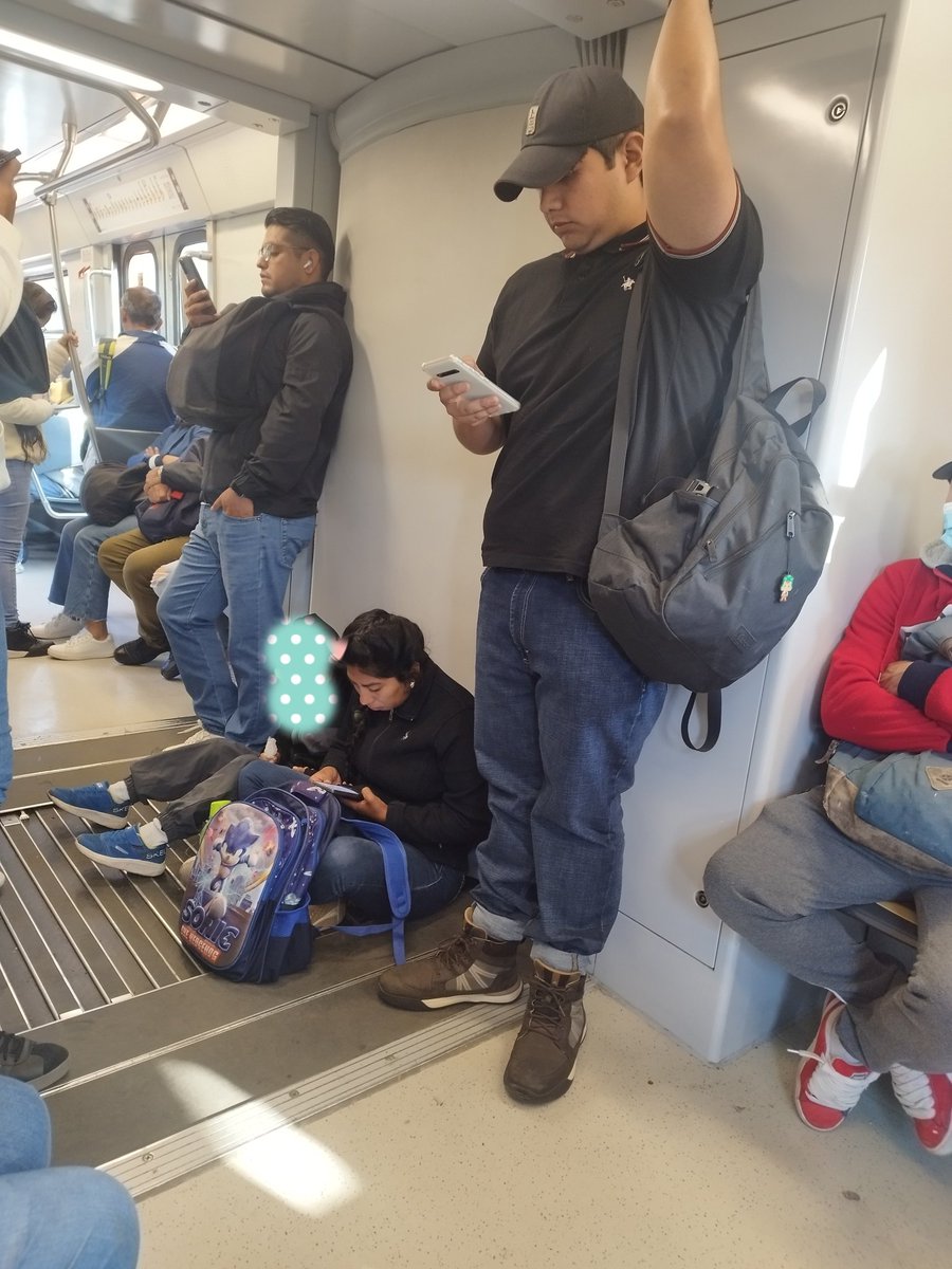 Jbp00299136's tweet photo. @MetroCDMX Pueden levantar a esa mujer Línea 12 Dirección Mixcoac vagón Nf- 1048 https://t.co/TLYzgYaqiX