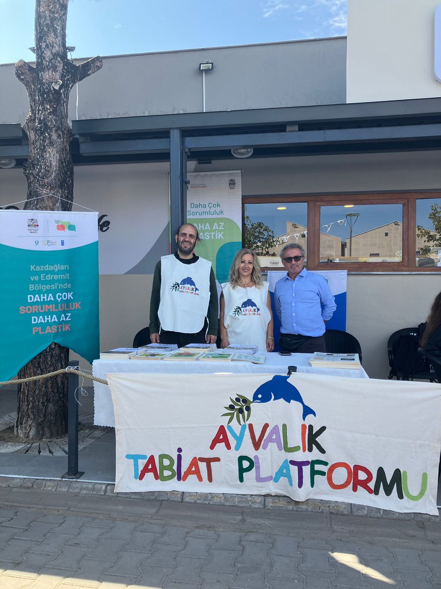 tabiatplatformu's tweet photo. DAHA ÇOK SORUMLULUK, DAHA AZ PLASTİK!
20. Ayvalık Uluslararası Zeytin Hasat ve Turizm Festivali’nde, Kırlangıç Yaşam Merkezi, Engelsiz Kafe yanında standımızı açtık. 🌿+
#Ayvalık #ZeytinHasatFestivali https://t.co/t0EfTRQUQZ