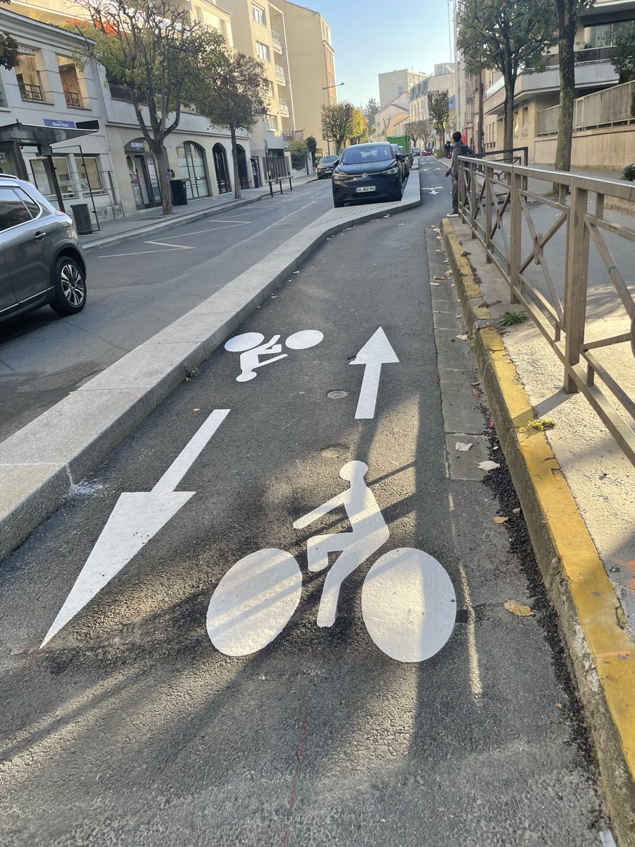 <a href="/VincennesVille/">Vincennes ma ville 🇨🇵🏰</a>, il y a un plan vélo mais on fait parfois semblant de créer des aménagements cyclables…Illustration avec la rue Defrance. Après qqs coups de peinture, la piste unidirectionnelle est devenue une bidirectionnelle... Une mauvaise solution à un vrai problème. (1/N)