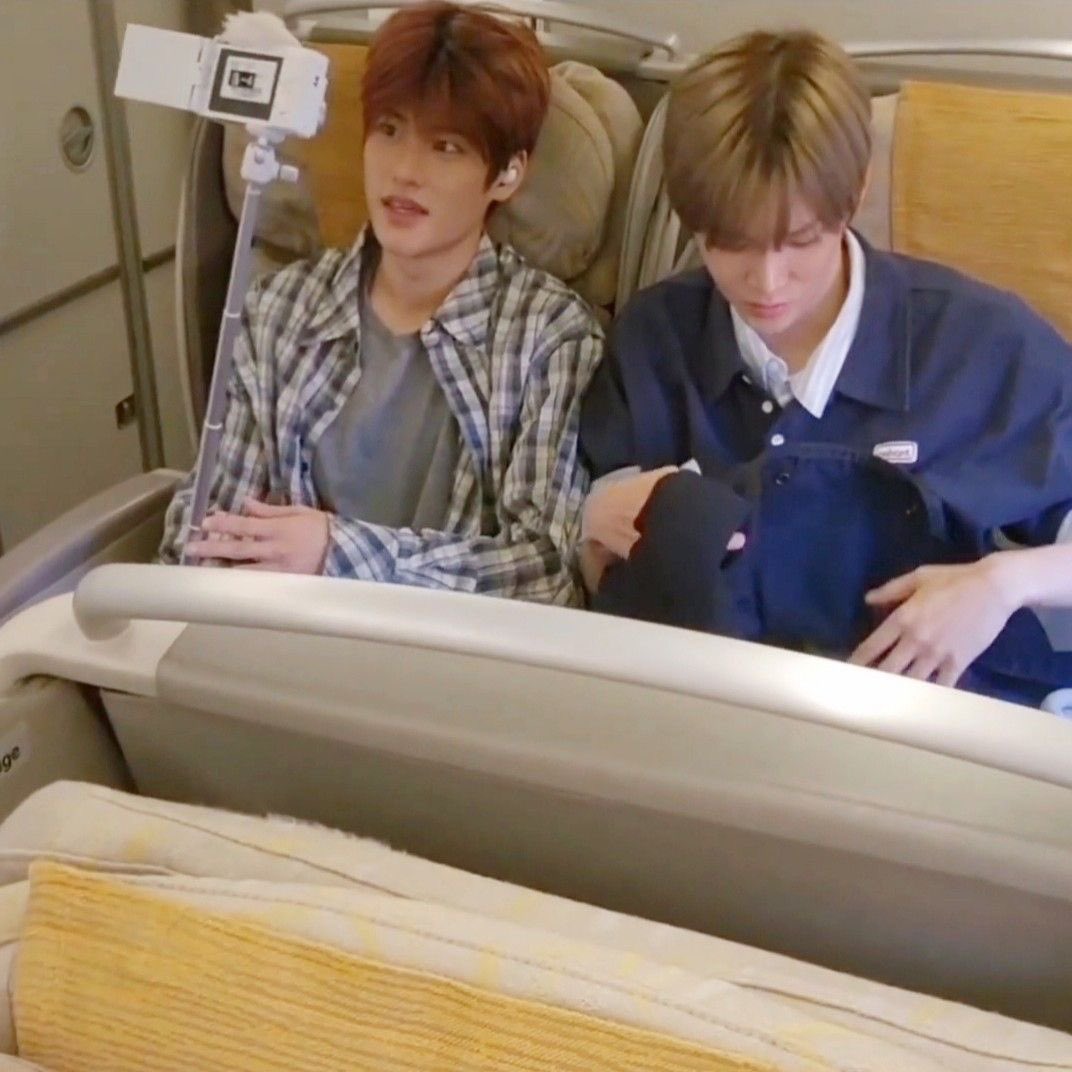 커플브이로거(지만 사실소이유튜브에남친긍석출연정도)석또 
여행브이로그찍으면
영상19분21초내내 소이만쫑알쫑알떠들듯

자방금비행기에탓는데요ㅎㅎ
저희가지금어딜가냐면여
긍석이형여기좀봐봐요