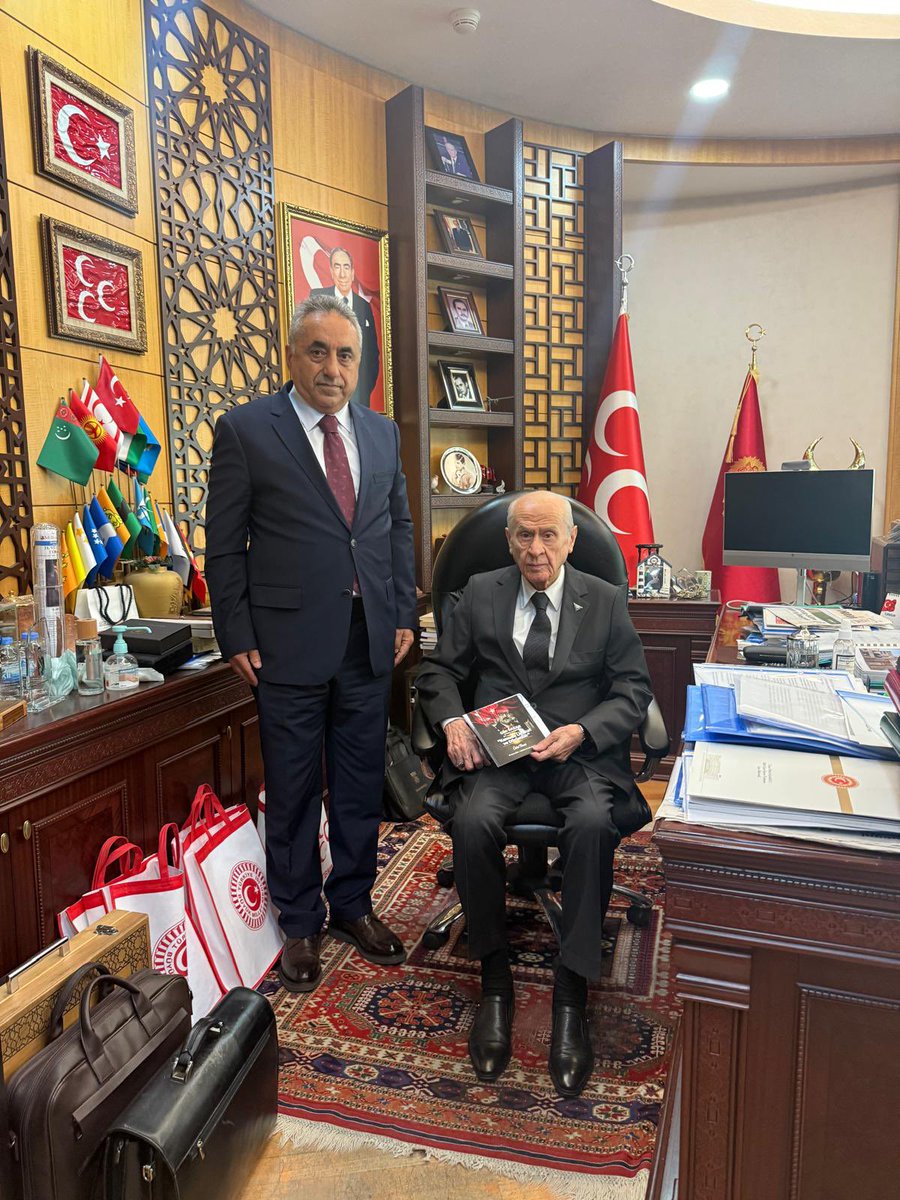 📌 Milliyetçi Hareket Partisi Genel Başkanı Sn. Dr. Devlet Bahçeli’yi ziyaret ederek, Şehit Bakan Gün Sazak; “Kamu Yönetiminde Liyakat ve Dürüstlük” konulu makale yarışmamızın ödül töreni davetiyesini takdim ettik.

📌 Türkmen beyimize nazik kabulü için teşekkür ederim.