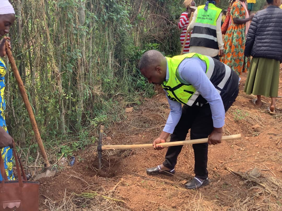 RYVCP_Magerager's tweet photo. 1/Muri uku kwezi k'ubukorerabushake,Urubyiruko rw'abakorerabushake @Mageragere_Sect rwakoze ibikorwa bitandukanye mu rwego rwo #KwegeraUmuturage birimo:
✍️Gucukura imyobo yo guteramo ibiti
✍️Kwegeranya ibiti byo gutera
✍️Gutera ibiti 
Nyuma y'umuganda hatanzwe ibiganiro byibanze: https://t.co/d1ZpElW1wt