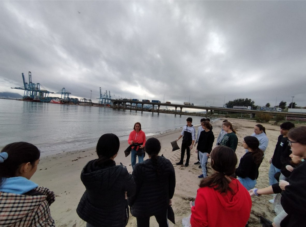Ecoescuelas1's tweet photo. La ecoescuela ies levante de algeciras ha sido seleccionada por la oce para presentar su proyecto #costafutura en la #teacherscop. el alumnado investiga cómo afectará el #cambioclimatico a la costa y qué hacer para mitigarlo 🌊

#ecoescuelas #ieslevante #sostenibilidad #algeciras https://t.co/n2vPbUx3oF