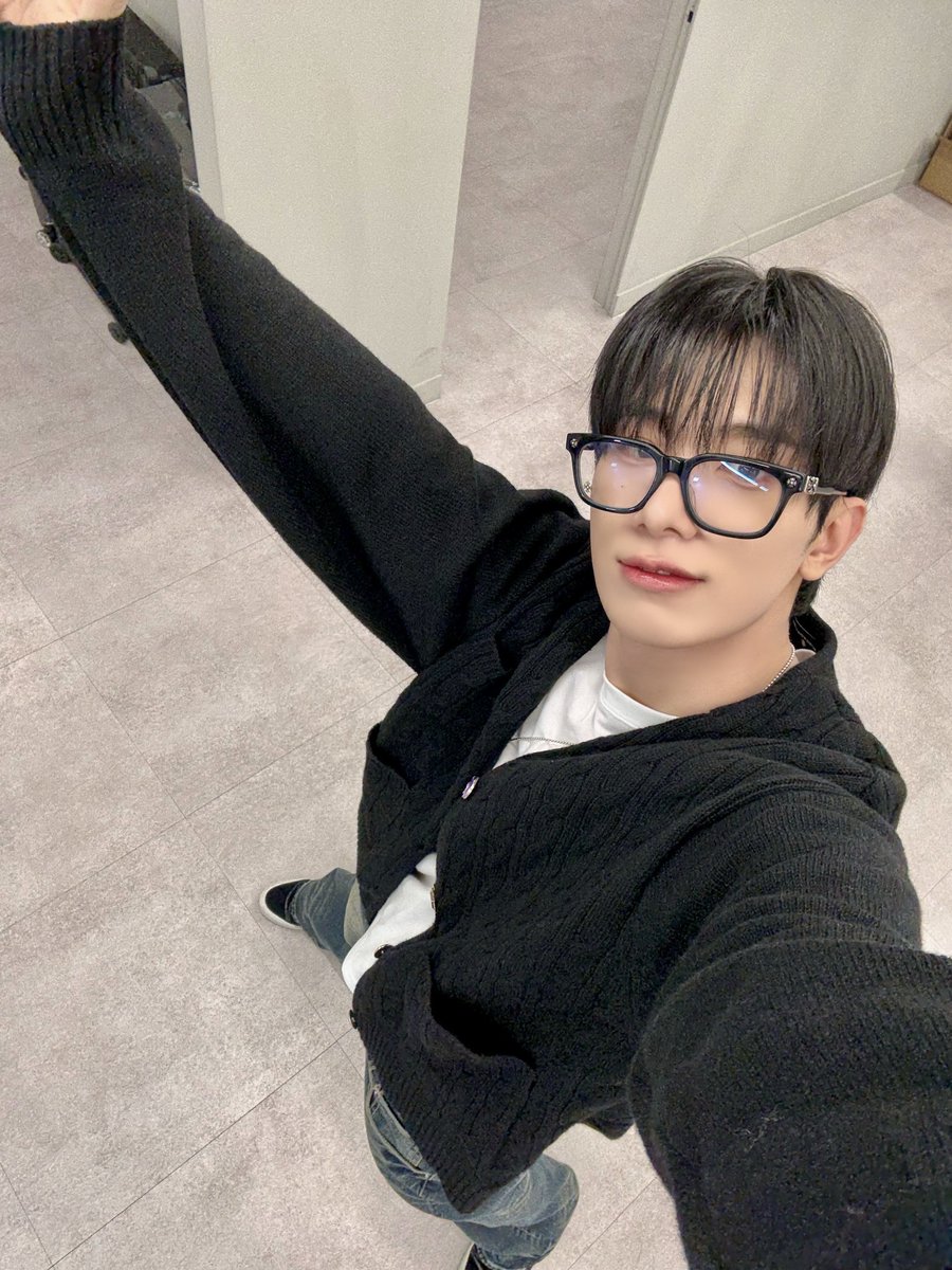 dobbytak's tweet image. glasses lee kunho #weakness #crying