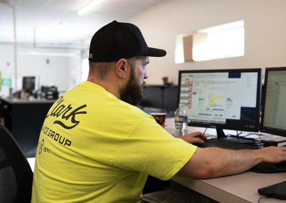 ClarkServiceGrp's tweet photo. In an industry where timing and accuracy matter, our warehouse professionals are the steady hands that make great service possible! 🤝

#ClarkServiceGroup #OperationsExcellence #WarehouseManagement #FoodserviceIndustry #SupplyChain https://t.co/BnVHo1UoYa