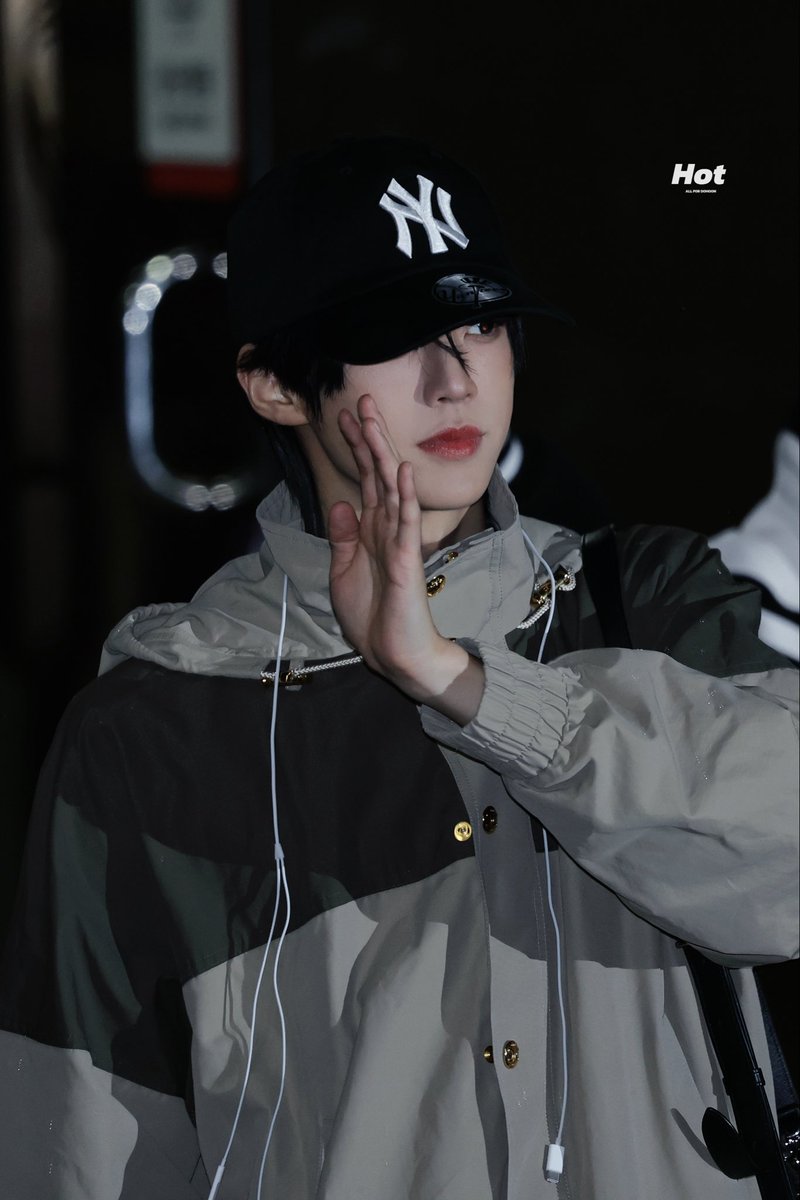 Hot_Dohoon's tweet photo. 251017 뮤뱅 퇴근

#도훈 #투어스 
#DOHOON #TWS https://t.co/jJHZGBJlJm