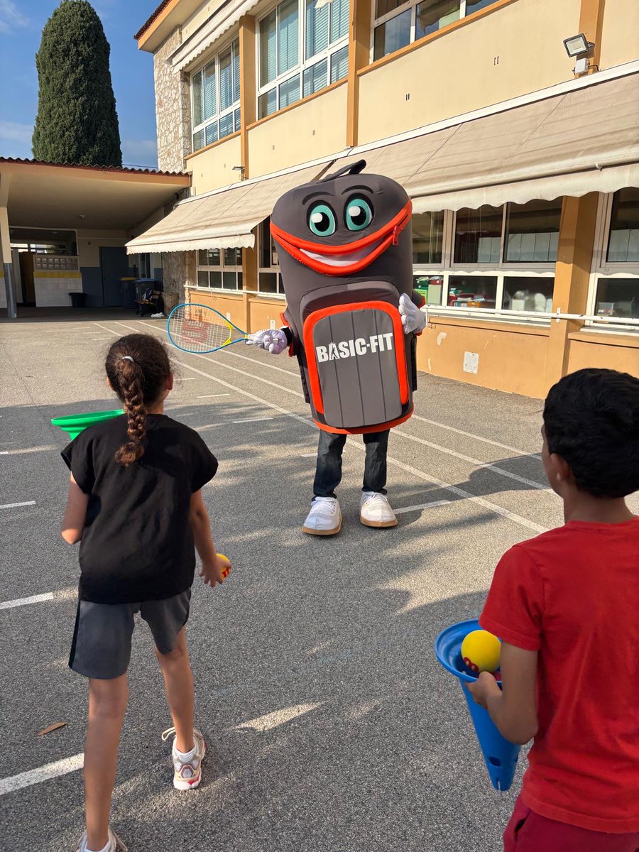 Très belle animation de tennis adapté avec les classes ULIS de Saint-Laurent-du-Var (Michelis 2 et Gare 1), initiée par l'association Attrap'la Balle et la direction des sports, en partenariat avec Basic Fit, qui a offert des sacs à dos aux enfants.