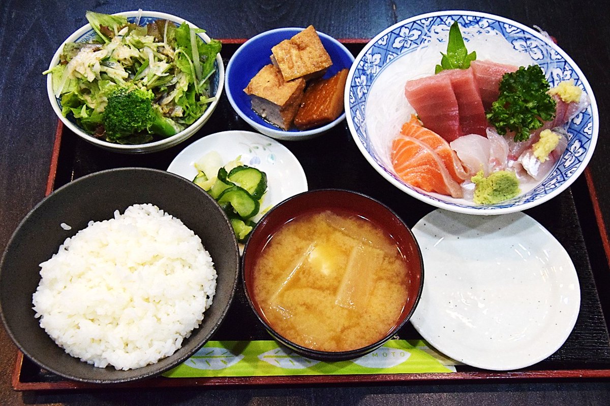 frNK9ksNMkn3514's tweet photo. [#この駅この店・水海道駅]その昔は鬼怒川の水運で栄えた水海道。常総線の開通で物資は鉄路へとシフトした。駅通りを入り、大通りを右折すると左手に位置する #いさみ寿司。魚だけではない、同店の定食は、メニュー豊富で超ボリューミー。このスタイルの生姜焼きは希少だね。水海道を訪れたら是非。 https://t.co/XHNYSKUT5i