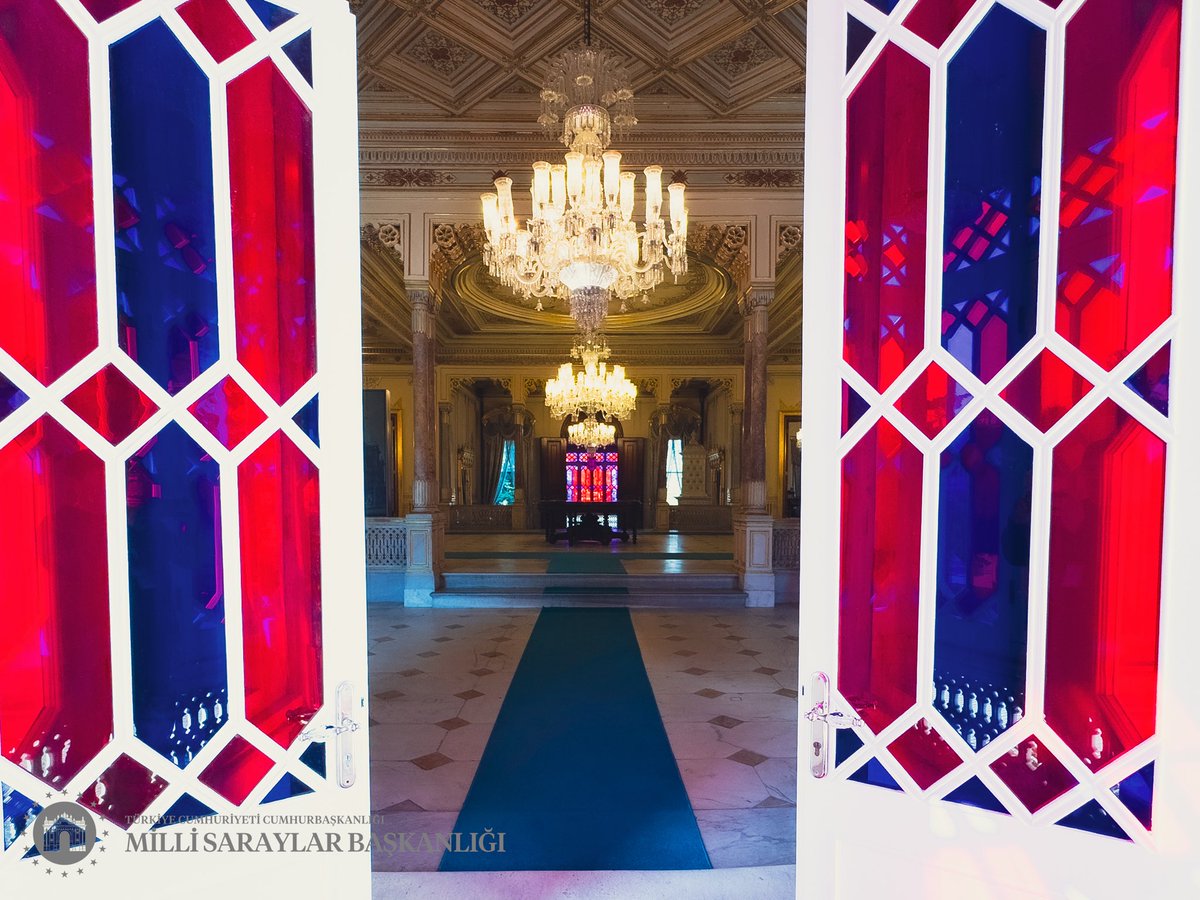 …
Osmanlı’nın dış dünyaya açılan zarif penceresi…

Sultan II. Abdülhamid’in devlet başkanlarını ağırladığı Büyük Mabeyn Köşkü, altın varaklı süslemeleri, ışığın gölgede dans eden yansımaları ve mimari zarafetiyle zamana işlenmiş bir sahne gibi büyülüyor.

Zamanın durduğu bu