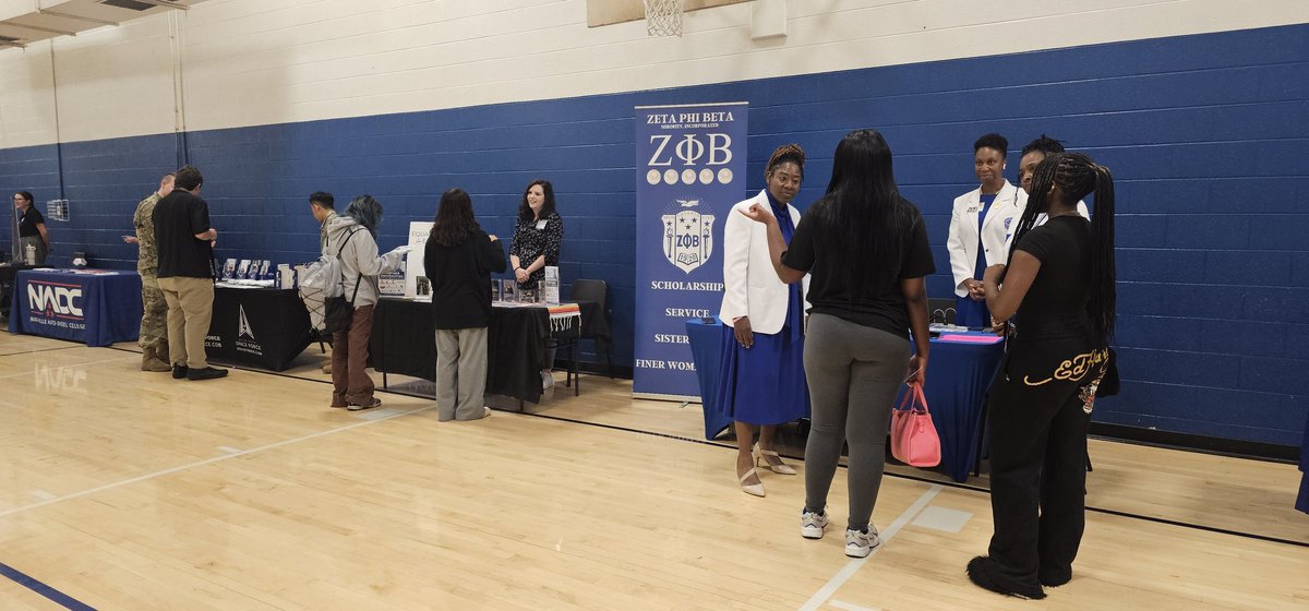 LHSLcafe's tweet photo. Senior college fair was yesterday 10/16. If you missed it, don't worry! We got brochures from all the attendees. Just stop by the L'Cafe to check them out!

@LHSintheNews https://t.co/0mO30hQzWO