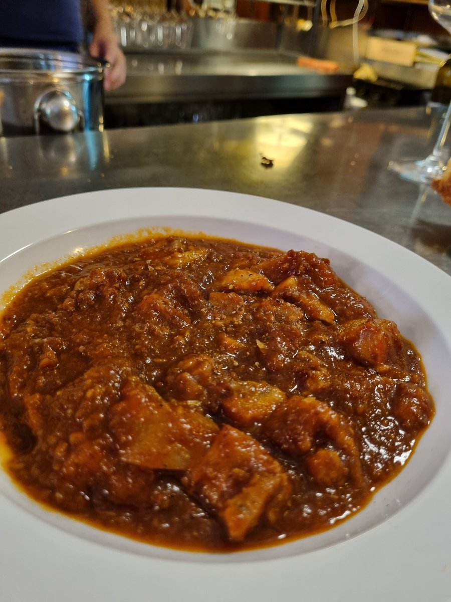 lorden68's tweet photo. Me han dicho que la vizcaína sólo lleva pimiento choricero, manzana y cebolla, en #LaCapa me la han puesto con careta, y he flipado señores. https://t.co/1XB6b1kBlG