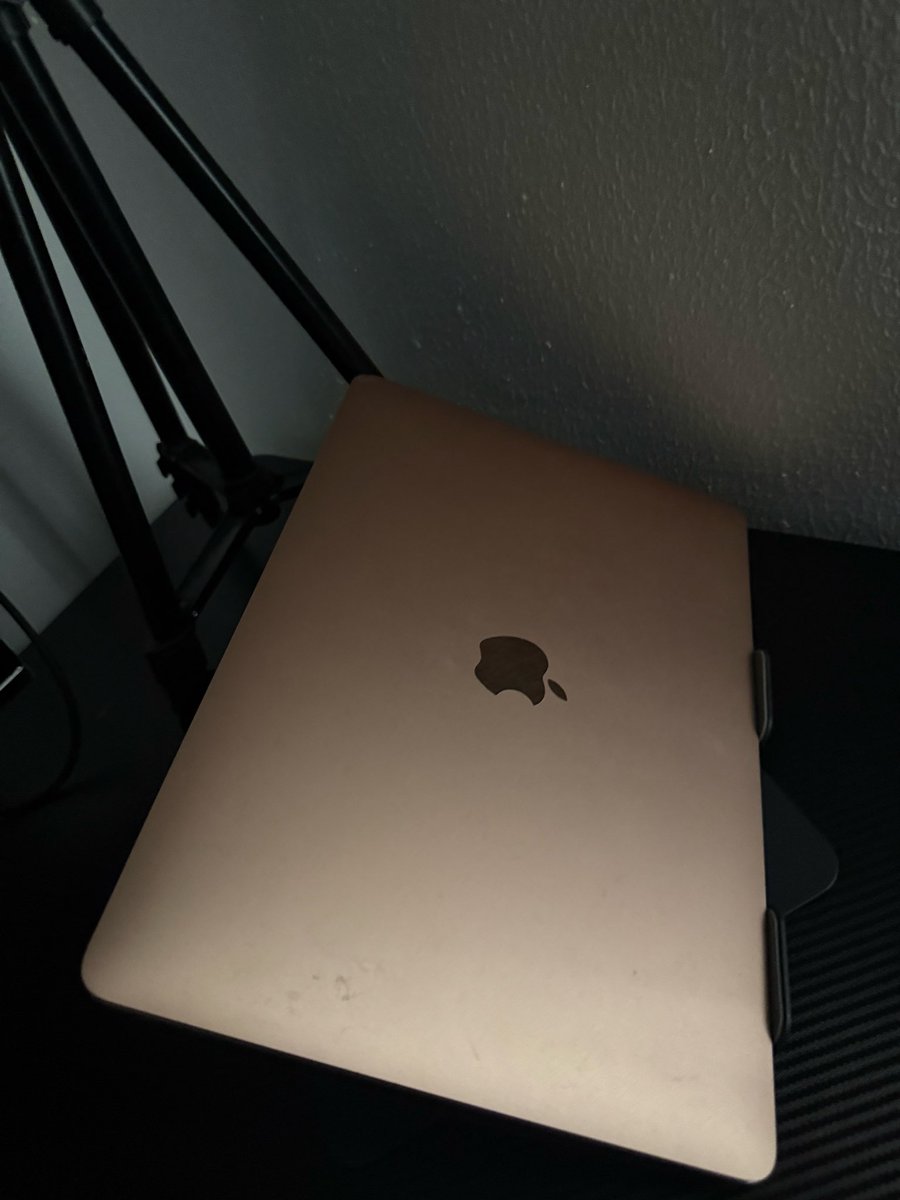 Goodylili's tweet image. I’m giving out my M1 Air MacBook.

Was going to sell it but I remember when I was starting out in tech and I also needed a laotop (didn’t  get  a free one).

I hope this makes a difference for  new owner.  Instructions 👇