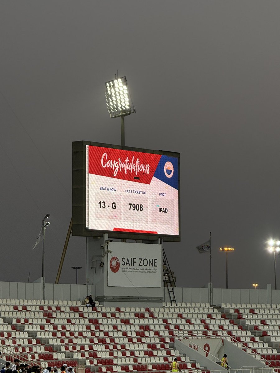 Poločasová tombola na fotbale v Emirátech, výhry - 2x iPhone, 1x iPad, 1x dres, 2x PlayStation 🫣