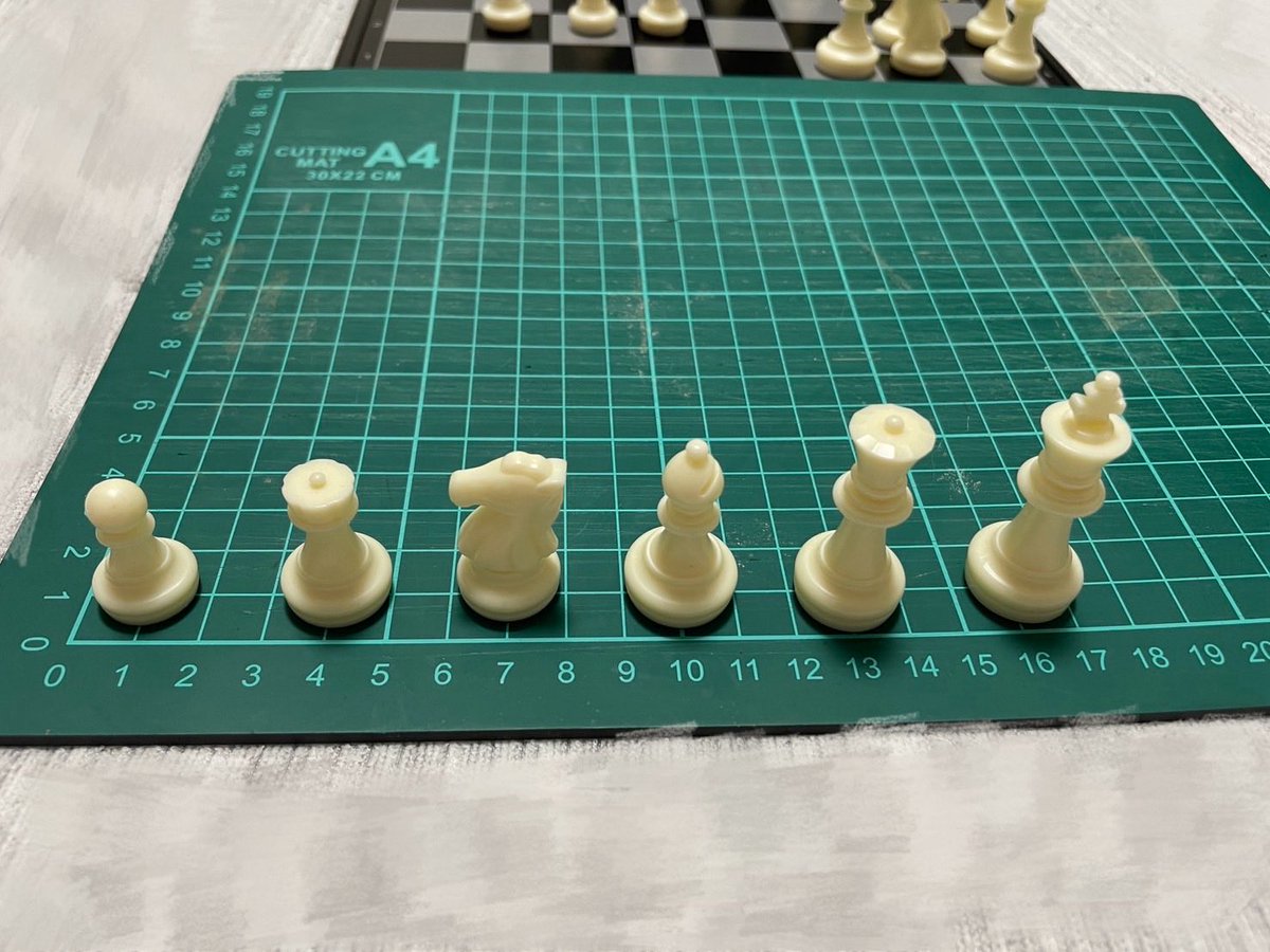 burdock2357's tweet photo. ダイソーのチェスセット買ってみました😆動かしやすくて良い感じです♟️🤏#チェス　#ダイソー https://t.co/iH933mDWUU