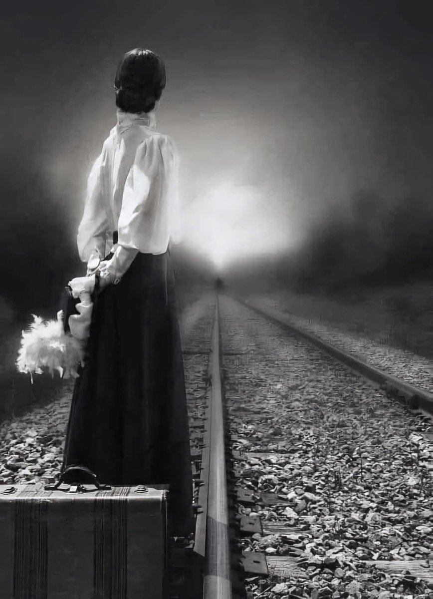 Nadie te prepara para el silencio que dejan los hijos cuando crecen…
No el silencio de la casa vacía,
sino ese que se cuela en el corazón…
cuando ya no te preguntan qué hacer,
cuando ya no buscan tus consejos,
cuando empiezan a vivir… sin ti.

Y tú sonríes, claro.
Porque eso