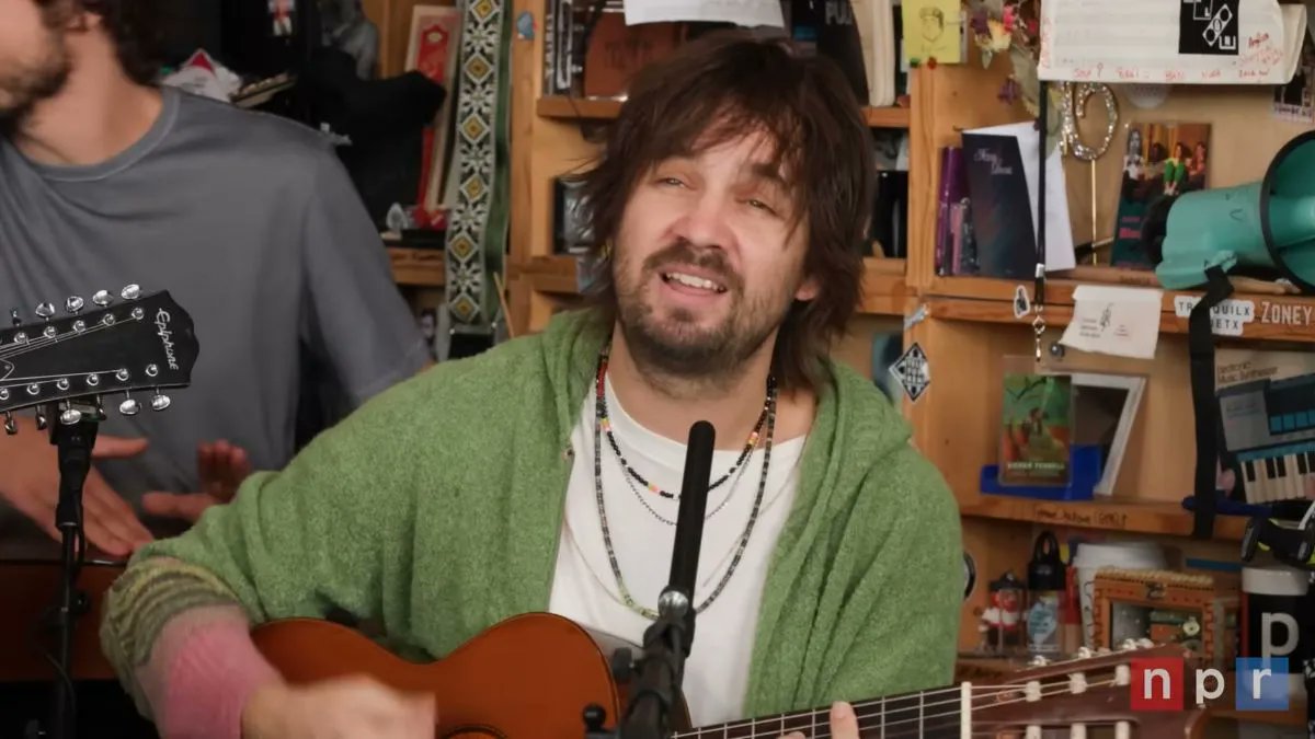 Tame Impala returned to NPR’s Tiny Desk with an intimate acoustic set celebrating his new album Deadbeat → cons.lv/Uqe9s8